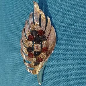 Vintage Gold Tone Leaf Brooch with coloured Stones